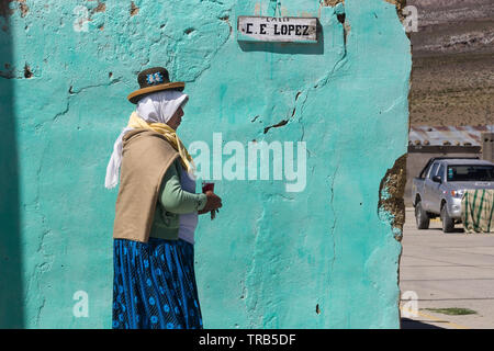 Une femme portant des vêtements traditionnelle péruvienne dans le village des Andes Salinas moche. Banque D'Images