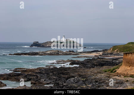 Le phare de Godrevy Godrevy sur l'île marque un récif dangereux au large de St Ives en Cornouailles appelé les pierres et a été construite en 1859 Banque D'Images