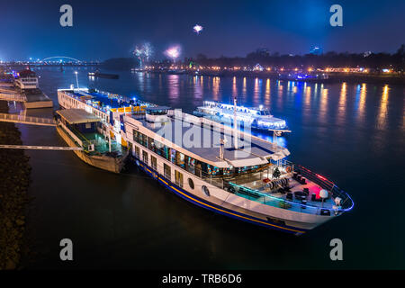 Bateau de passagers sur le Danube avec Fireworks en arrière-plan dans la nuit Banque D'Images