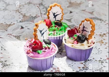 Cupcakes aux fruits rouges et d'épice décoratif Banque D'Images