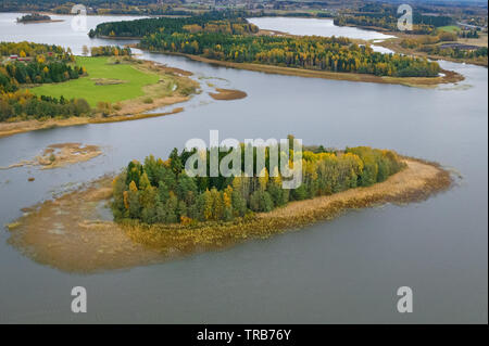 Vue aérienne sur une partie du lac Vansjø en Østfold, Norvège. L'île au premier plan est appelé Silleholmen. L'île avec les champs verts dans le coin supérieur gauche est Dillingøya, la plus grande île du lac. L'île boisée dans la partie supérieure s'appelle Feøya. Vansjø est le plus grand lac d'Østfold. Le lac Vansjø et ses lacs et rivières sont une partie de l'eau appelé système Morsavassdraget. Octobre, 2004. Banque D'Images