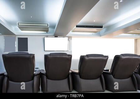 La table canapé foncé arrière trié avec télévision à écran LCD sur fond blanc dans la salle de séjour Banque D'Images