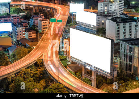 Grands panneaux vierges à la circulation sur route surélevée à Bangkok City Banque D'Images