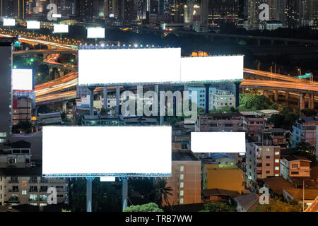 Grands panneaux vierges à la circulation sur route surélevée à Bangkok City Banque D'Images