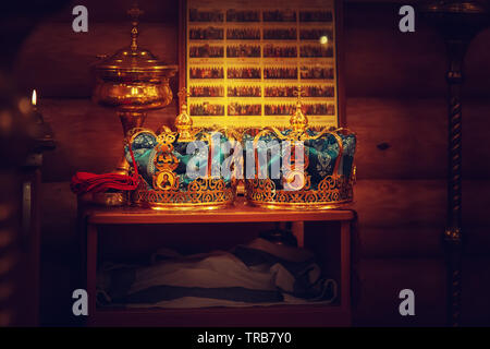 Couronnes en or de mariage pour la cérémonie du mariage dans l'Eglise orthodoxe. Banque D'Images