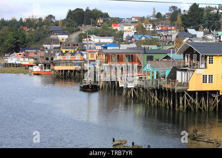 Des maisons sur pilotis traditionnelles savent comme palafitos dans la ville de Castro à l'île de Chiloé, dans le sud du Chili Banque D'Images