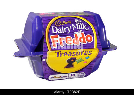 Cadbury Dairy Milk Freddo Treasures isolé sur fond blanc Banque D'Images