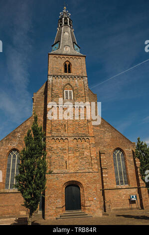 Le clocher de l'église façade de briques en face d'une rue étroite à Weesp. Agréable village plein de canaux et green en Pays-Bas. Banque D'Images