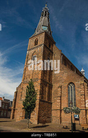 Le clocher de l'église façade de briques en face d'une rue étroite à Weesp. Agréable village plein de canaux et green en Pays-Bas. Banque D'Images