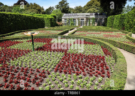 Fonction de l'art dans le jardin à la française à Mount Edgcumbe Cornwall Park Summer 2019 Banque D'Images