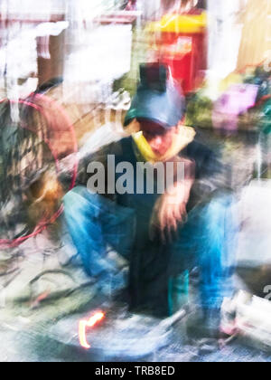Abstract colorful photo d'un homme habillé en jeans faisant un travail de soudure en Asie Banque D'Images