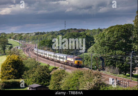 Groupe de l'exploitation ferroviaire locomotive diesel de la classe 57 sur la West Coast Main Line off transport classe de location 365 automotrices électriques pour le stockage Banque D'Images