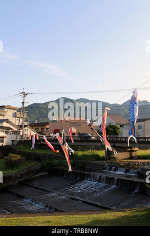 Koinobori japonais battant poissons carpes koï à Beppu pendant la Golden Week. Prises à Oita, avril 2019. Banque D'Images