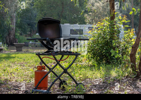 Barbecue au gaz dans un camping park Banque D'Images