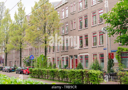 Amsterdam Oost. Du côté des quartiers. Vue sur rue, maisons, rue de l'horloge et signe aucun bus et trums» Banque D'Images