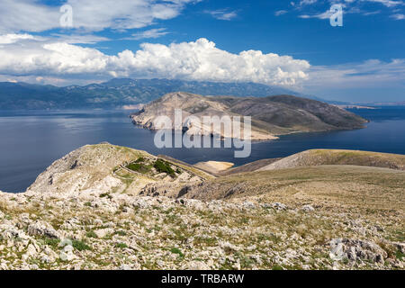 Vue sur l'île de Prvić depuis les collines rocheuses de Baska. Île de Krk. Croatie. Europe. Banque D'Images