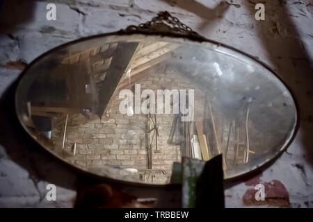 Vieux miroir dans l'atelier Banque D'Images