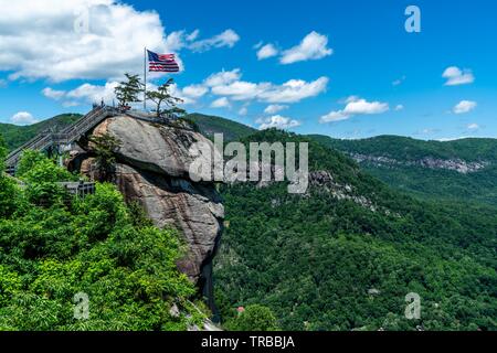 Une grande partie de la beauté de la randonnée, vous verrez votre chemin jusqu'à la partie supérieure de Chimney Rock et au-delà. Banque D'Images