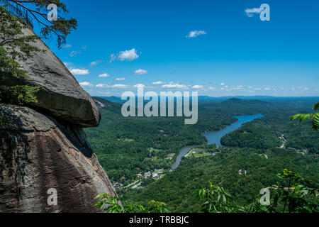 Une grande partie de la beauté de la randonnée, vous verrez votre chemin jusqu'à la partie supérieure de Chimney Rock et au-delà. Banque D'Images