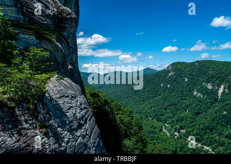 Une grande partie de la beauté de la randonnée, vous verrez votre chemin jusqu'à la partie supérieure de Chimney Rock et au-delà. Banque D'Images