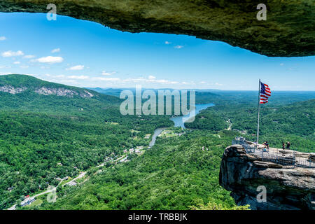 Une grande partie de la beauté de la randonnée, vous verrez votre chemin jusqu'à la partie supérieure de Chimney Rock et au-delà. Banque D'Images