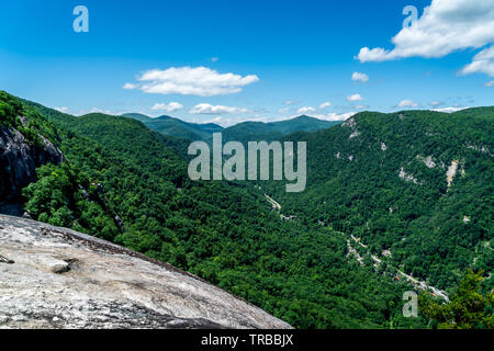 Une grande partie de la beauté de la randonnée, vous verrez votre chemin jusqu'à la partie supérieure de Chimney Rock et au-delà. Banque D'Images