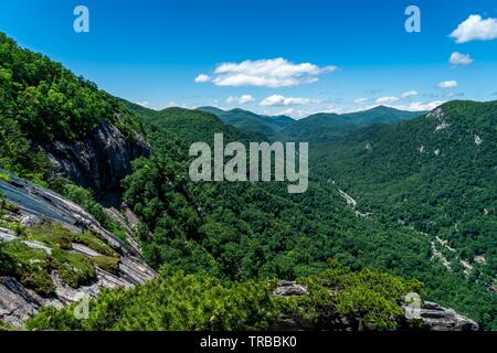 Une grande partie de la beauté de la randonnée, vous verrez votre chemin jusqu'à la partie supérieure de Chimney Rock et au-delà. Banque D'Images