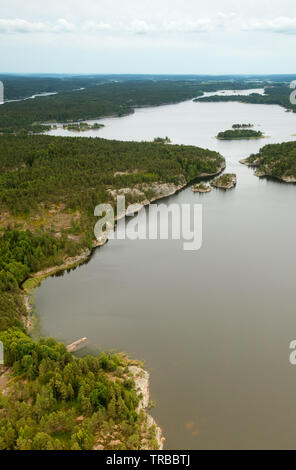 Vue aérienne sur une partie du lac Vansjø en Østfold, Norvège. Vers la gauche est l'île Burumøya, et la petite île bientot à droite du centre s'appelle Slottsholmen. Le lac Vansjø et ses lacs et rivières sont une partie de l'eau appelé système Morsavassdraget. La vue est vers le sud. Juin, 2006. Banque D'Images