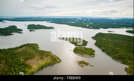 Vue aérienne sur une partie du lac Vansjø en Østfold, Norvège. Les trois petites îles au-dessous du centre s'appelle Dyrholmene. À droite est la pointe sud de l'île. Gressøya En bas à gauche est l'île Tomnøya, et dans le centre gauche est l'île. Østenrødøya À droite de l'Gudøya Østenrødøya est de l'île. La vue est vers le sud-ouest, et l'horizon est visible dans l'arrière-plan lointain. Vansjø est le plus grand lac d'Østfold. Le lac Vansjø et ses lacs et rivières sont une partie de l'eau appelé système Morsavassdraget. Juin, 2006. Banque D'Images