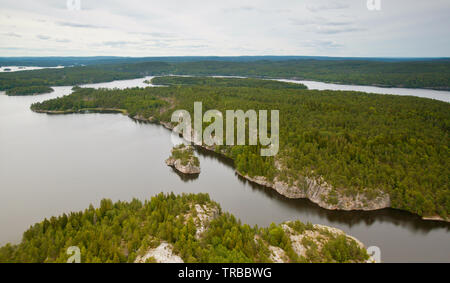 Vue aérienne sur une partie du lac Vansjø en Østfold, Norvège. L'étroit détroit dans le coin inférieur droit est appelé Trelleborgsundet. La petite île bientot dans le détroit s'appelle Slottsholmen. Dans l'avant-plan est une partie de l'île, Østenrødøya et dans le centre est l'île. Burumøya Vansjø est le plus grand lac d'Østfold. Le lac Vansjø et ses lacs et rivières sont une partie de l'eau appelé système Morsavassdraget. La vue est vers le nord-est. Juin, 2006. Banque D'Images