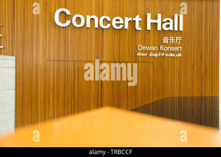 Salle de Concert dans 4 langues différentes à l'intérieur du Théâtre de l'Esplanade, à Singapour Banque D'Images