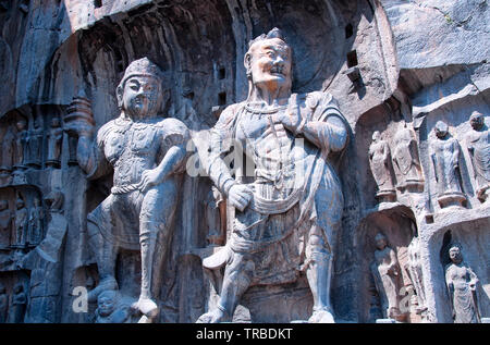 Les bodhisattvas, Vairocana et Kasyapa, et d'anciennes grottes et sculptures de Bouddha avec grottes de Longmen à Luoyang dans la province du Henan en Chine. Banque D'Images