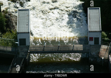 Vue aérienne de la cascade Mossefossen à la décharge du lac Vansjø à Rabat, la Norvège. Vansjø est le plus grand lac d'Østfold. Le lac Vansjø et ses lacs et rivières sont une partie de l'eau appelé système Morsavassdraget. Septembre, 2006. Banque D'Images