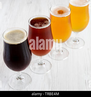 Assortiment de la bière artisanale à froid, vue de côté. Close-up Banque D'Images