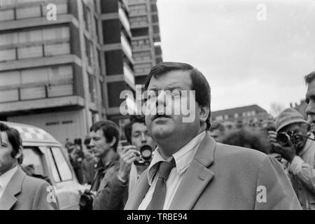 1980. Une marche organisée par le Front National, un parti politique fasciste d'extrême droite, à Camberwell New Road, Londres, dirigé par son chef Martin Webster, qui est vu dans la photo. Banque D'Images