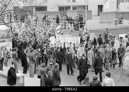 1980. Une marche organisée par le Front National, un parti politique fasciste d'extrême droite, à Camberwell New Road, Londres, dirigé par son chef Martin Webster. Des banderoles proclamant "défendra nos vieux Folk' et 'rapatrier des agresseurs". Banque D'Images