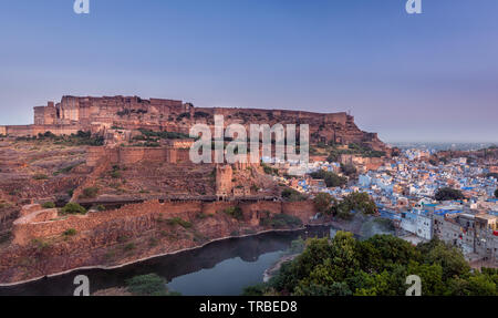 Panorama de la vieille ville de Jodhpur avec Mehrangarh Fort en arrière-plan, le Rajasthan en Inde Banque D'Images