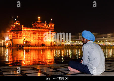 Un pèlerin Sikh en regardant le Temple d'or, Amritsar, Punjab, India Banque D'Images