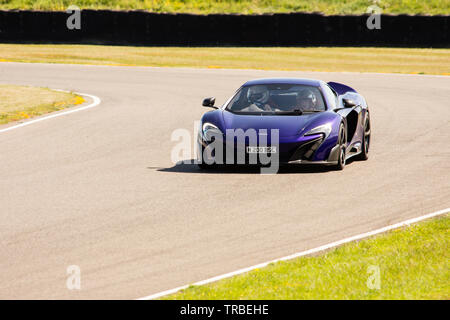 McLaren 675LT Super voiture de prendre les passagers pour la charité Goodwood ronde Banque D'Images