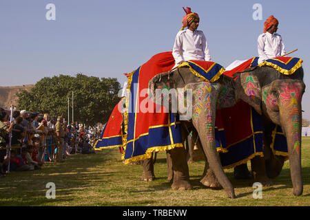 Les éléphants décorés et parade cornacs lors de l'assemblée annuelle du festival de l'éléphant à Jaipur, capitale du Rajasthan. Banque D'Images