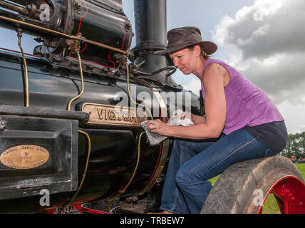 Pitkin, Cork, Irlande. 09Th Juin, 2019. Norma de Lordan Kilpatrick, polir la plaque sur un nom en laiton 1907 Moteur Marshall qui prend part à la vapeur et vintage rassemblement à Innshannon, Espagne Crédit : David Creedon/Alamy Live News Crédit : David Creedon/Alamy Live News Banque D'Images