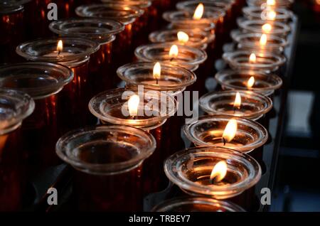 Des bougies allumées dans l'Église du Souvenir Kaiser Wilhelm, Berlin, Allemagne Banque D'Images