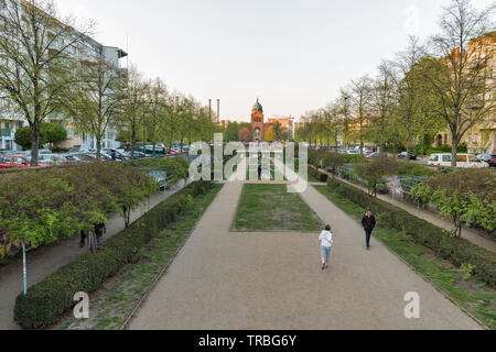 BERLIN, ALLEMAGNE - 18 avril 2019 : les gens à pied dans un parc en face de l'étang ou Ange Engelbecken et église paroissiale Saint Michel au printemps. Berlin est l'habitant Banque D'Images