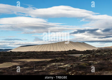 L'énorme cratère volcanique de Hverfjall, près du lac Myvatn au nord-est de l'Islande Banque D'Images