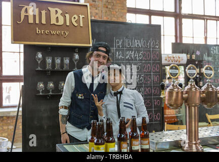 Kiev, UKRAINE - le 18 mai 2019 : barmaids travaillent à Alt Bier brewery stand pendant le Festival de la bière de Kiev 4 vol. in Art Zavod Platforma. Plus de 60 embarcations être Banque D'Images