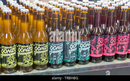 Kiev, UKRAINE - le 18 mai 2019 : Gonzo craft beer brewery bottles libre au stand lors de la fête de la bière de Kiev 4 vol. in Art Zavod Platforma. Plus de 60 Banque D'Images