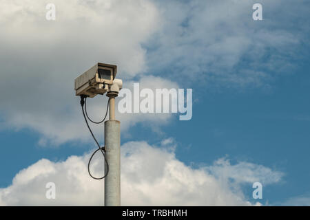 Un radar ou speed camera on blue sky Banque D'Images