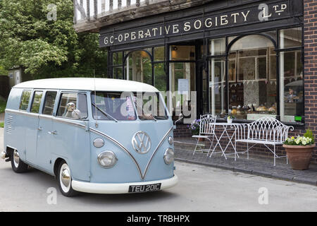 1965 Volkswagen Camper van gris Banque D'Images