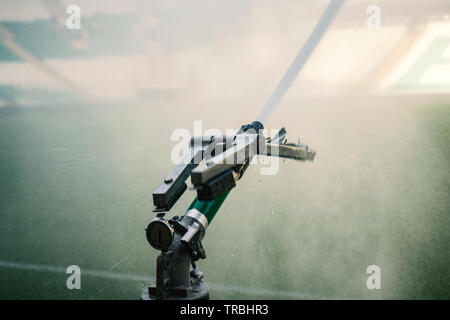 Irrigateur automatique de l'eau en action. Close-up d'arrosage arrosage automatique. Terrain de soccer de l'herbe verte Banque D'Images