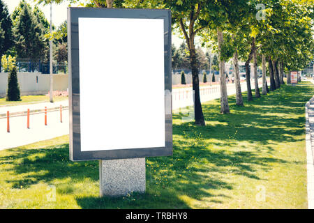 Blank billboard verticale sur la ville street Banque D'Images